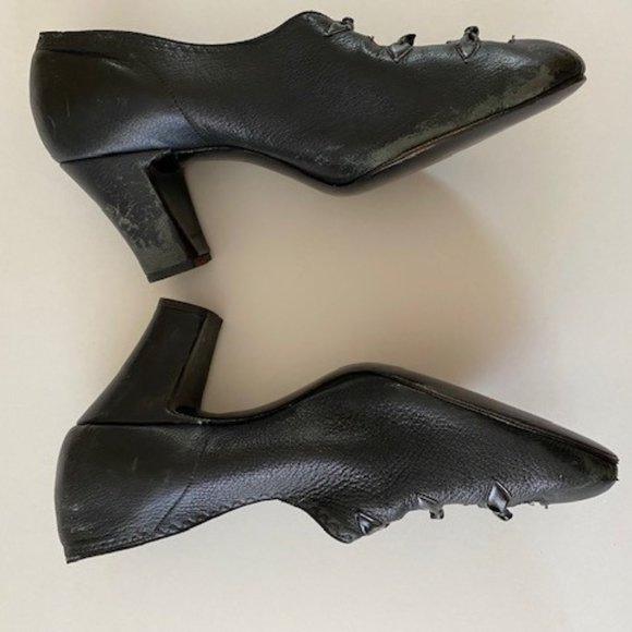 INSANELY INTERESTING VINTAGE BLACK PUMPS! Tiny Bows on front! Rare find! Sz. 7 - Picture 2 of 4